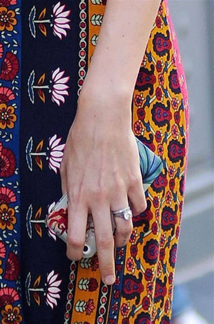 Behati Prinsloo&rsquo;s Antique Oval Diamond Ring