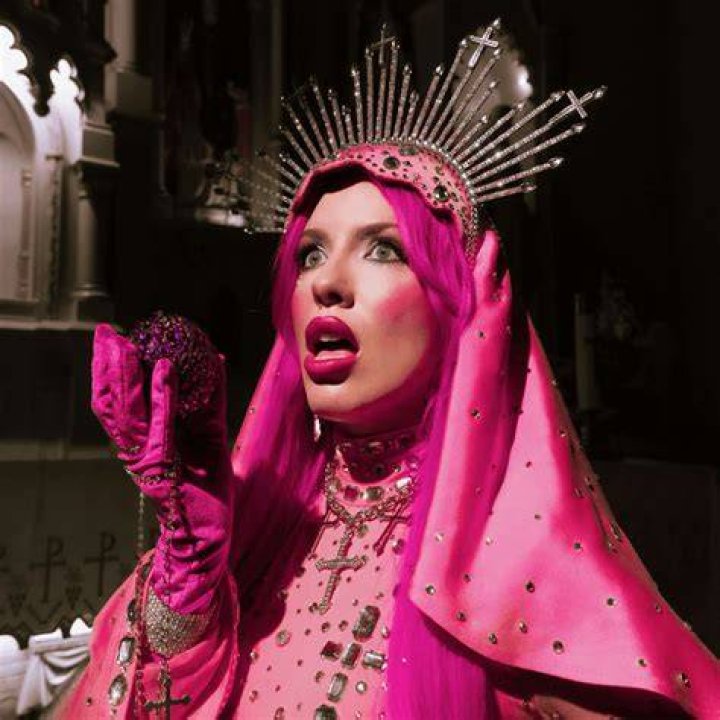 Chrissy Chlapecka I'm So Hot (official video) YouTube Music