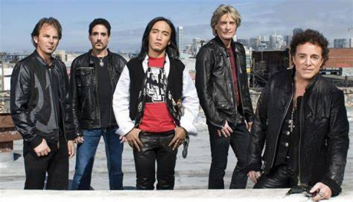 Journey's Steve Perry takes the stage for the first time in 19 years
