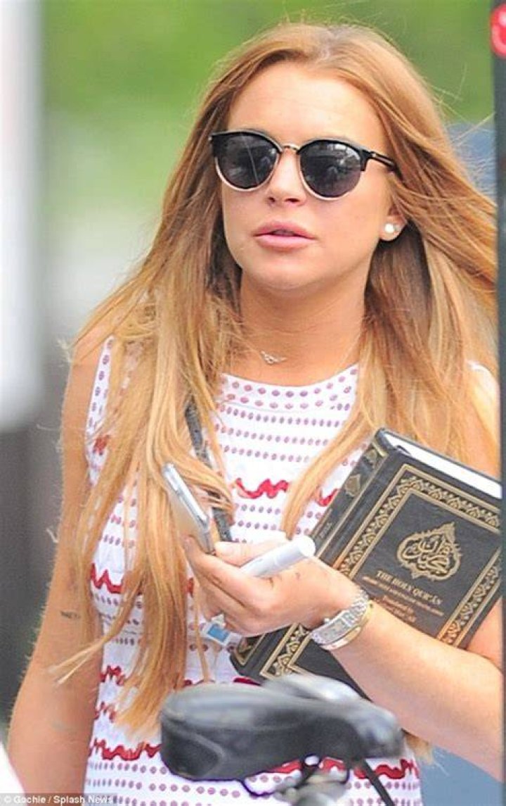 Lindsay Lohan carries Quran as she steps out in Brooklyn Daily Mail