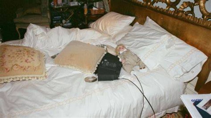 Michael Jackson&rsquo;s deathbed Photo shows creepy dolls and needles The