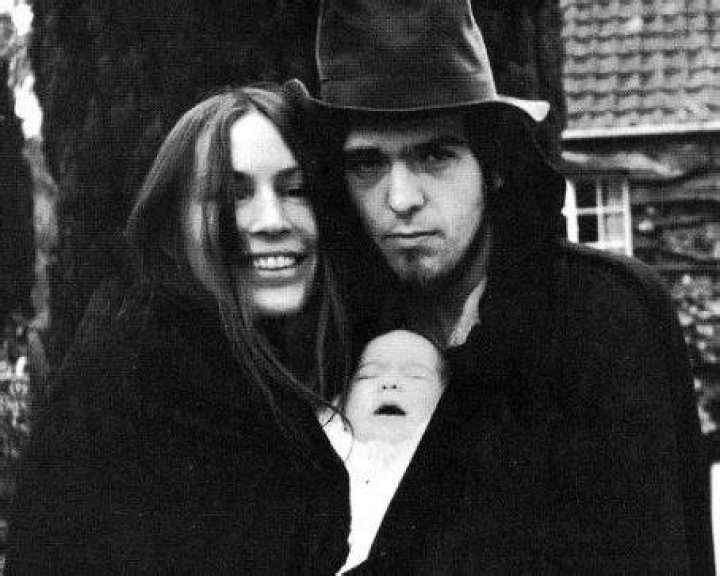 Peter Gabriel, Jill Moore and their daughter AnnaMarie, 1974 r