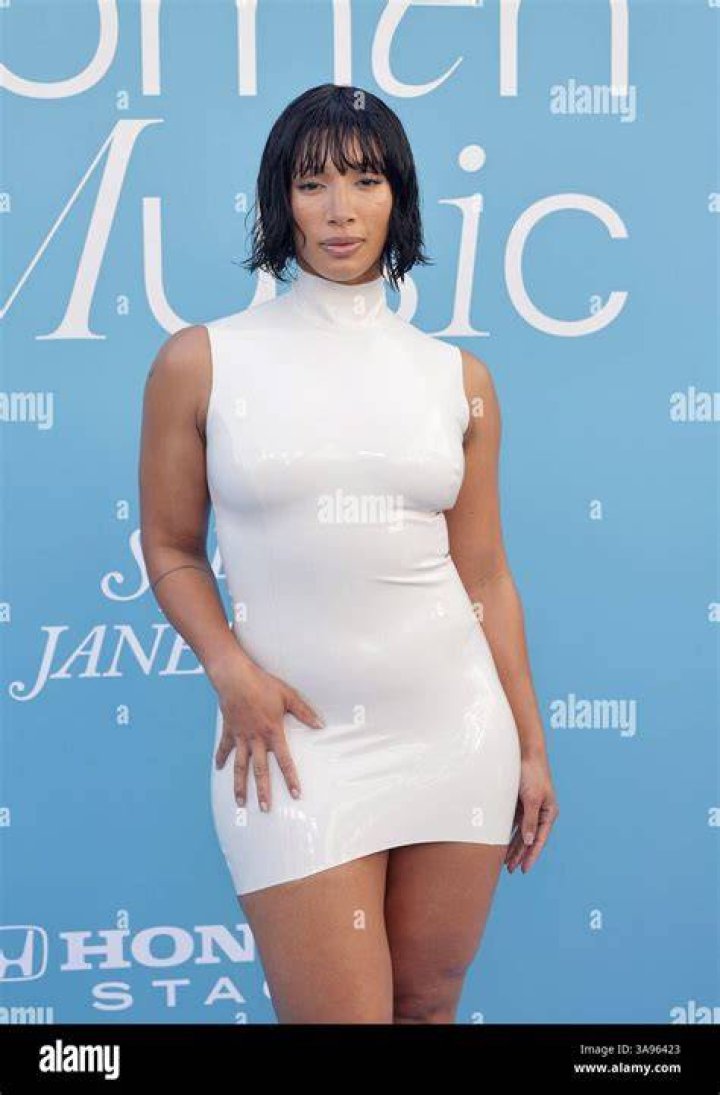 See Photos Of Naomi Sharon, The Singer At Center Of Drake's Home