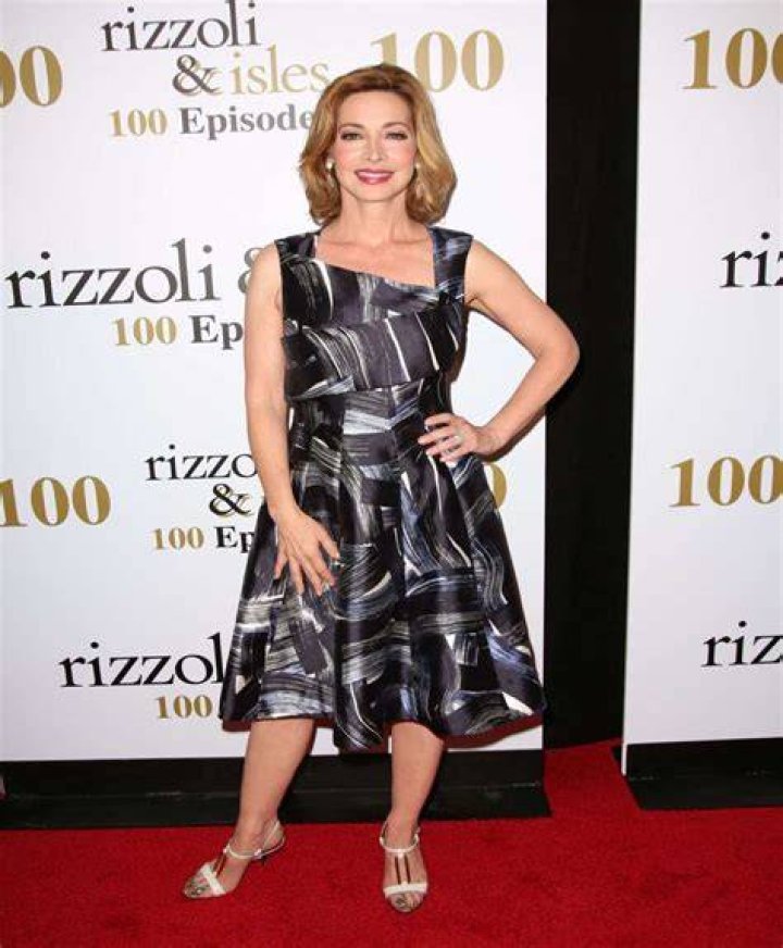 Sharon Lawrence Birthday, Real Name, Age, Weight, Height, Family, Facts, Dress Size, Contact