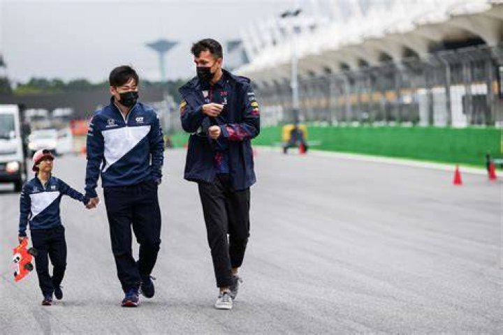 Tsunoda, his father and Albon are walking the track together at